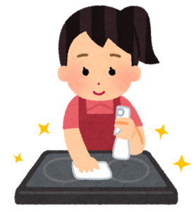 商品の掃除をしている